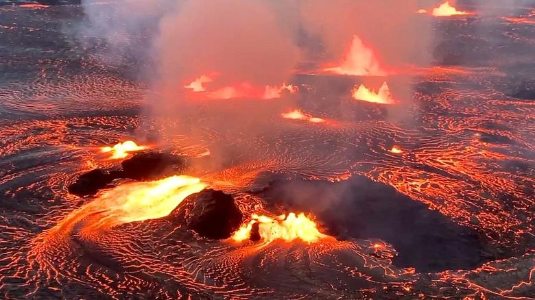 Miệng núi lửa Kilauea đang hoạt động trên đảo Hawaii