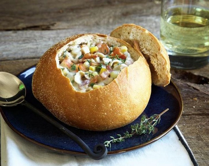 Súp nghêu New England đựng trong ổ bánh mì sourdough