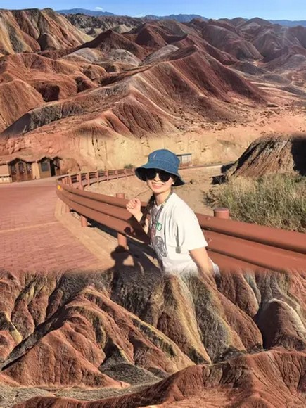 Cảnh sa mạc khô nóng tại Grand Canyon và du khách đội mũ rộng vành
