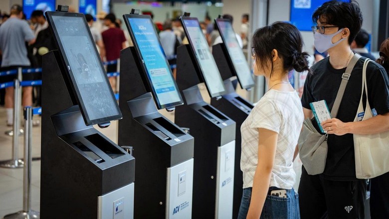 Du khách cầm sẵn hộ chiếu và thẻ lên máy bay trước cửa an ninh