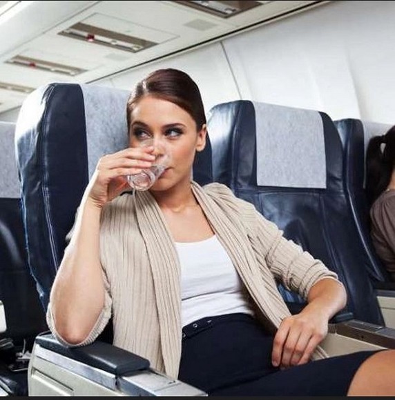 Hành khách vận động nhẹ và uống nước trên chuyến bay đường dài