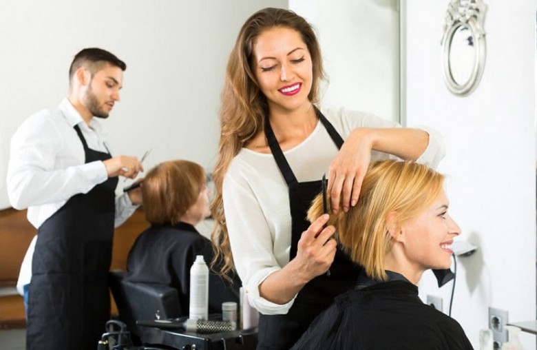  Khách thanh toán và tip tại tiệm làm tóc ở Mỹ
