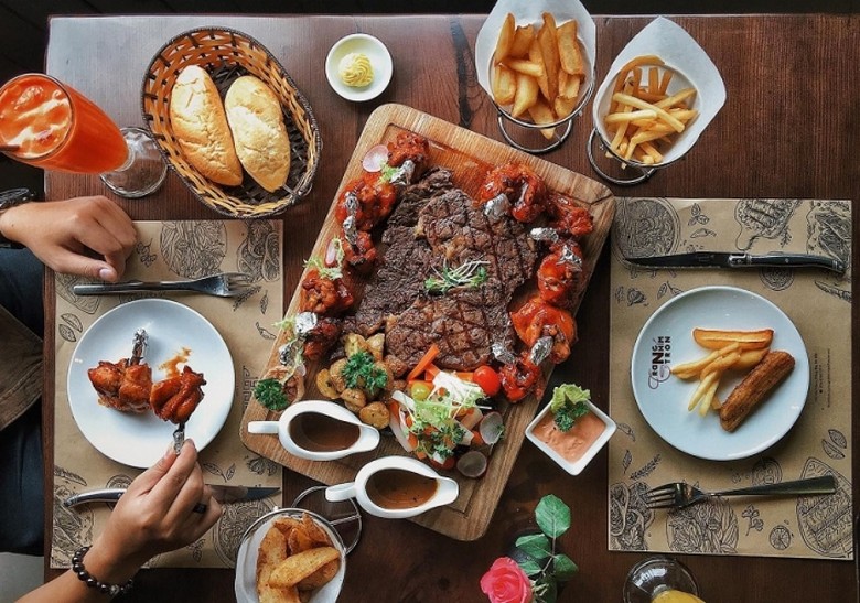 Đĩa BBQ với ức bò, sườn và các món ăn kèm
