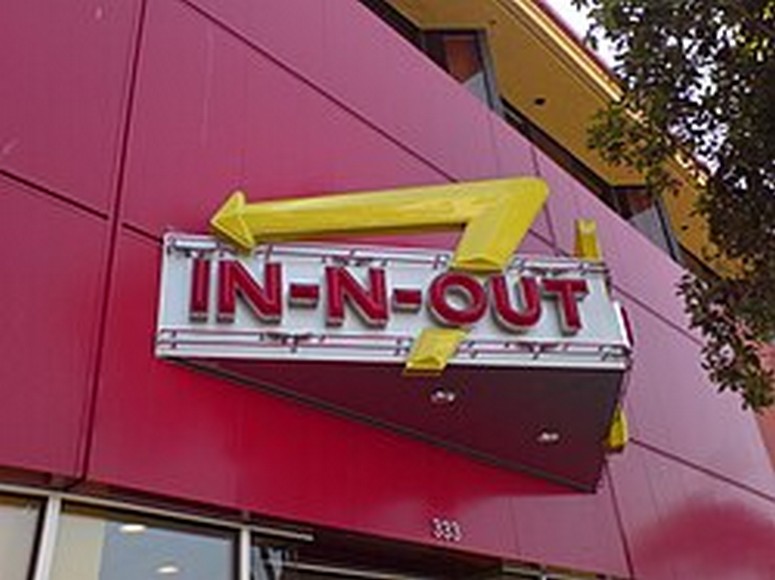 Bảng hiệu và burger Double-Double của In-N-Out