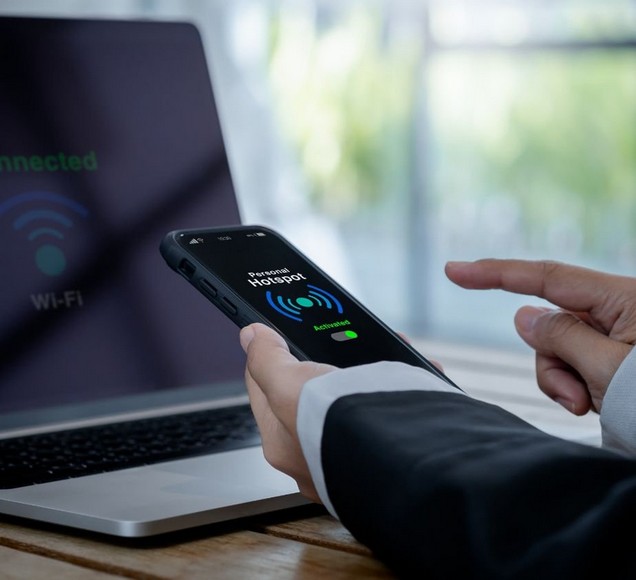 Gia đình nhiều thế hệ cùng xem điện thoại, một máy phát hotspot chia sẻ mạng