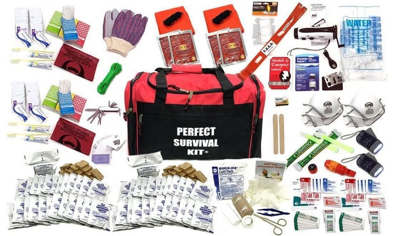 Khăn giấy, nước rửa tay khô và túi vải gấp gọn để mang theo