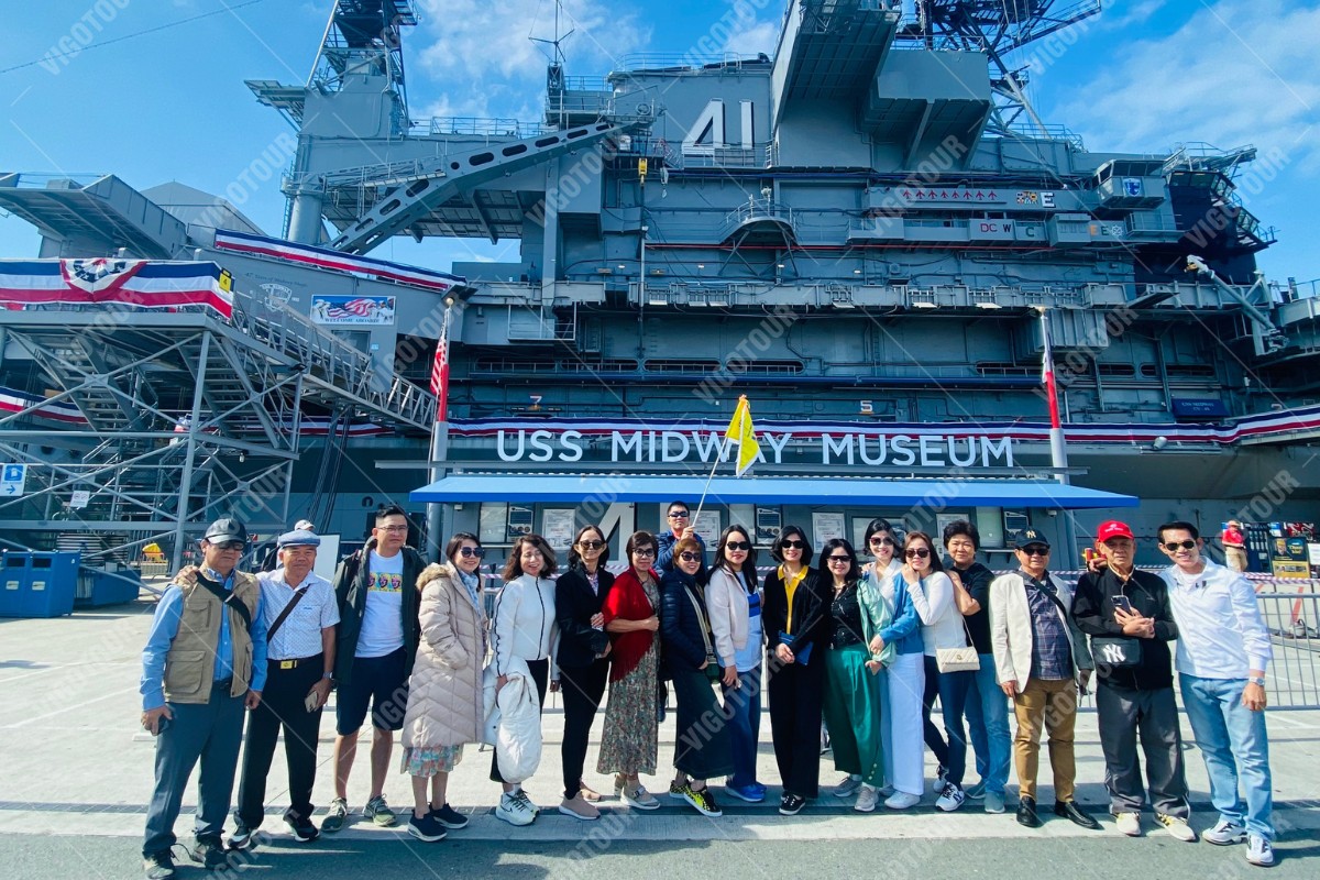Gia đình tham quan trên boong tàu USS Midway