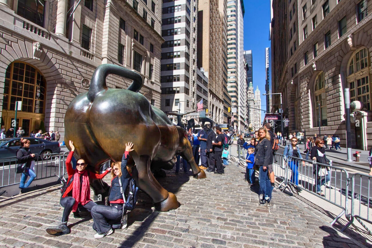  Khách du lịch chụp ảnh cùng tượng bò tót Charging Bull gần công viên Bowling Green