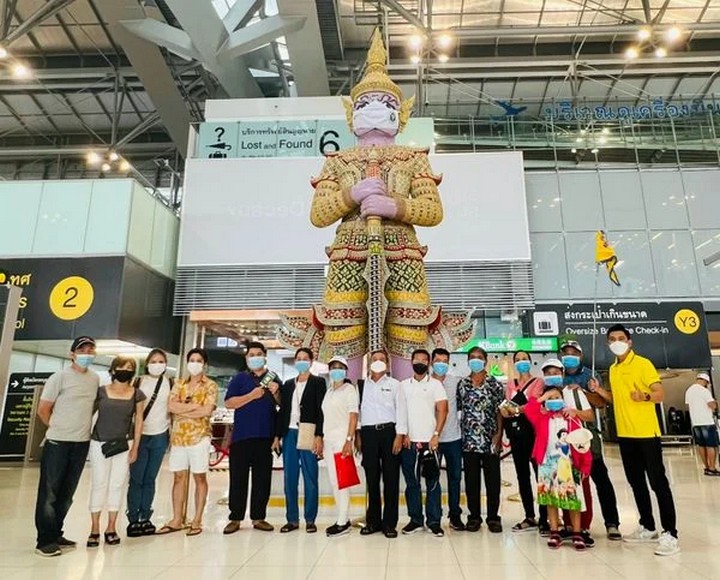  Đoàn khách cùng hướng dẫn viên tại sân bay trước giờ bay