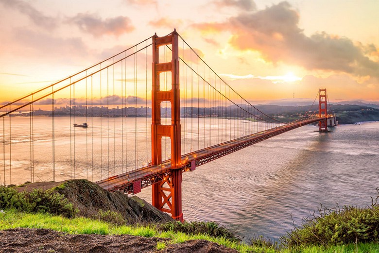 Cầu Cổng Vàng Golden Gate ở San Francisco buổi sáng