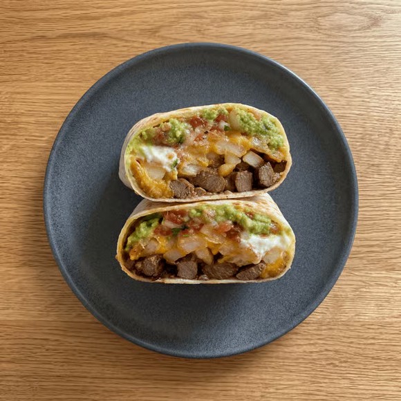 California burrito cắt đôi lộ phần khoai tây chiên bên trong