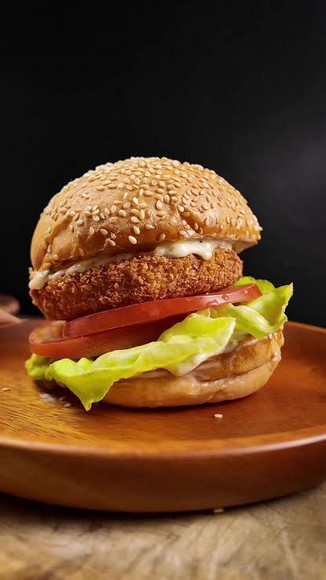 Burger phô mai Mỹ với rau và sốt đặc trưng
