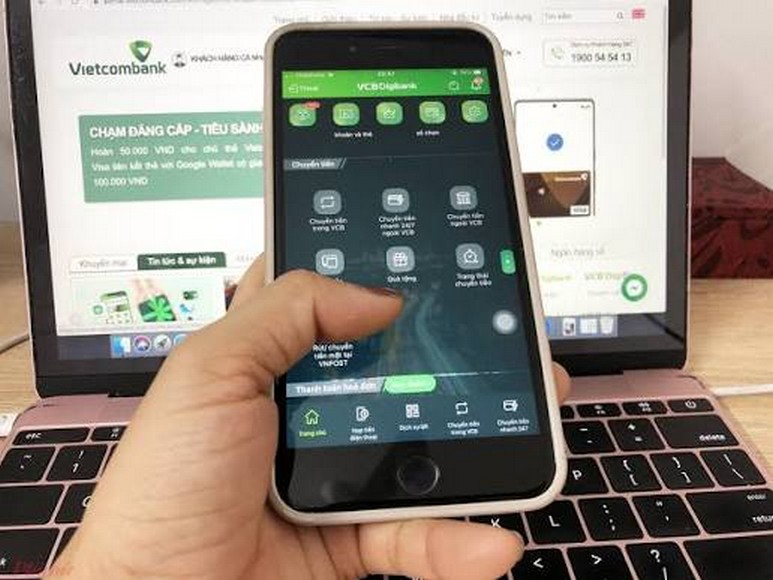 Du khách gọi điện cho ngân hàng để khóa thẻ khi bị mất ví