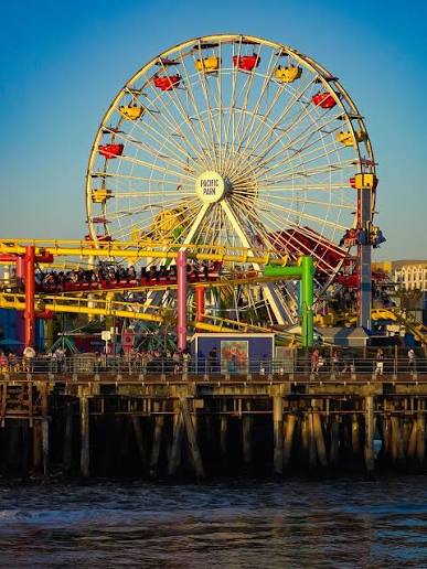 Vòng đu quay Pacific Wheel trên bến tàu Santa Monica về đêm