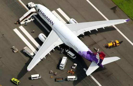 Máy bay Hawaiian Airlines chuẩn bị hạ cánh xuống sân bay Honolulu
