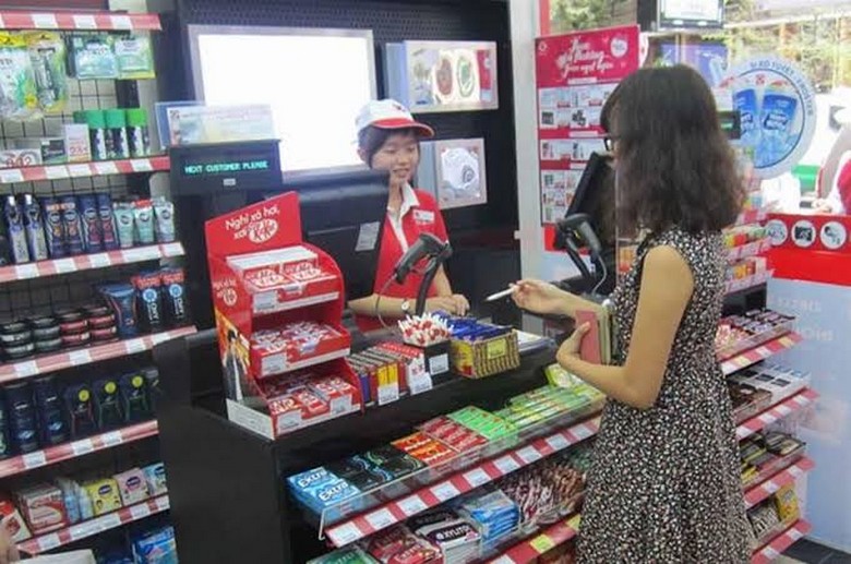  Quầy thanh toán trong cửa hàng outlet ghi giá chưa gồm thuế bán hàng