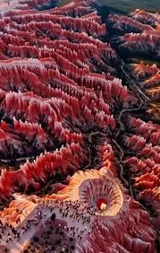 Ở miền tây nước Mỹ, nơi cao nguyên Colorado mở ra những nếp gấp địa chất cổ xưa, Bryce Canyon National Park hiện lên như một giảng đường khổng lồ của thời