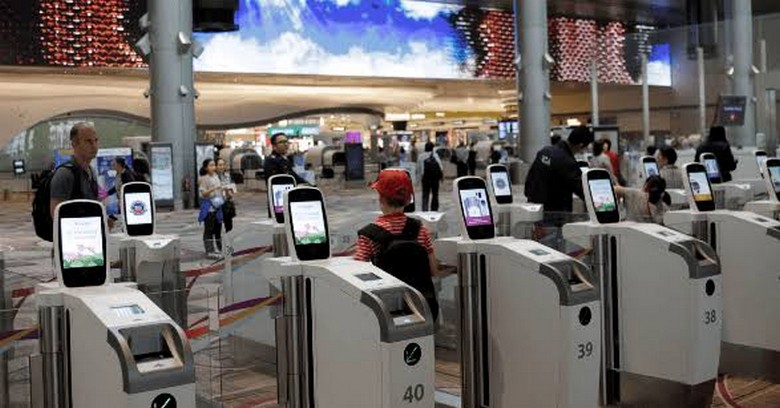 Quầy tự động APC và biển hướng dẫn Mobile Passport Control tại sân bay Mỹ