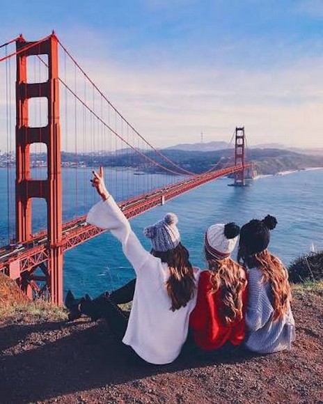 Đoàn khách Hà Nội chụp ảnh cùng hướng dẫn viên tiếng Việt trước cầu Cổng Vàng Golden Gate
