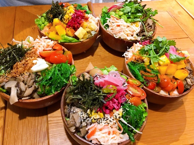 Tô poke cá sống kiểu Hawaii và ly trà sữa trân châu