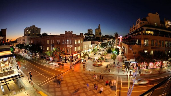 Khu phố đi bộ Third Street Promenade về đêm