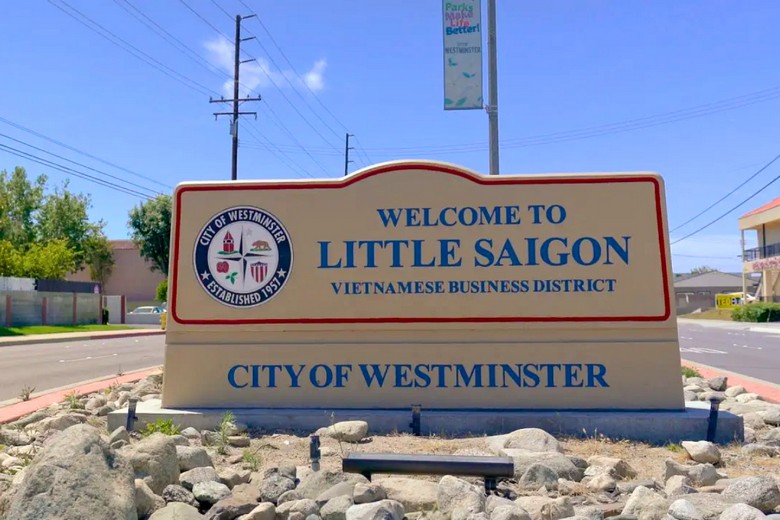 Khu Little Saigon ở Quận Cam California với biển hiệu tiếng Việt