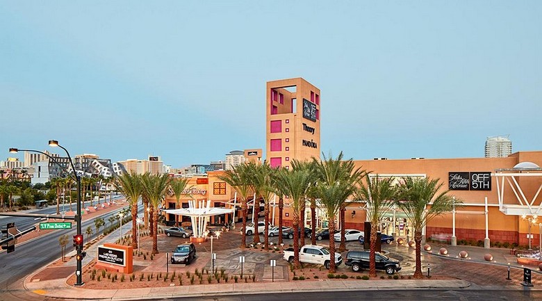 Toàn cảnh khu Las Vegas North Premium Outlets với các cửa hàng hàng hiệu