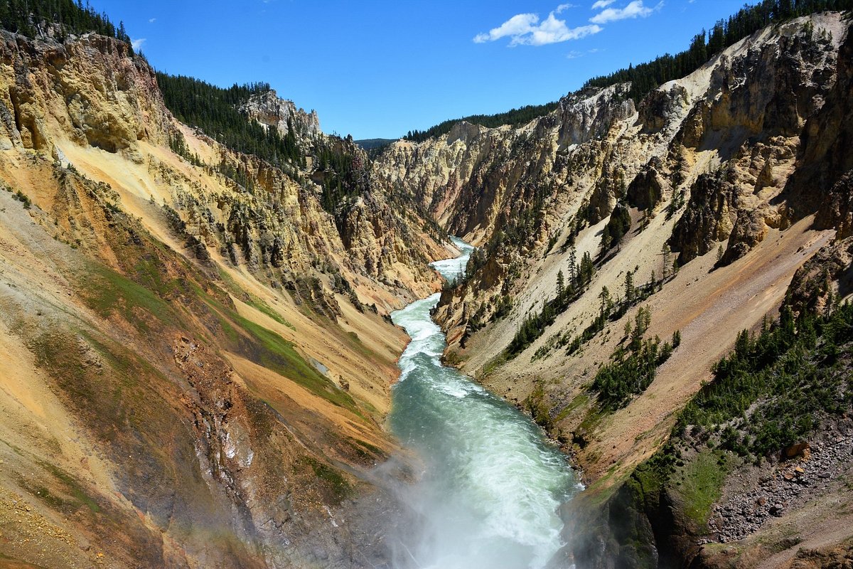 Thác Lower Falls đổ xuống hẻm núi Grand Canyon of the Yellowstone nhìn từ Artist Point