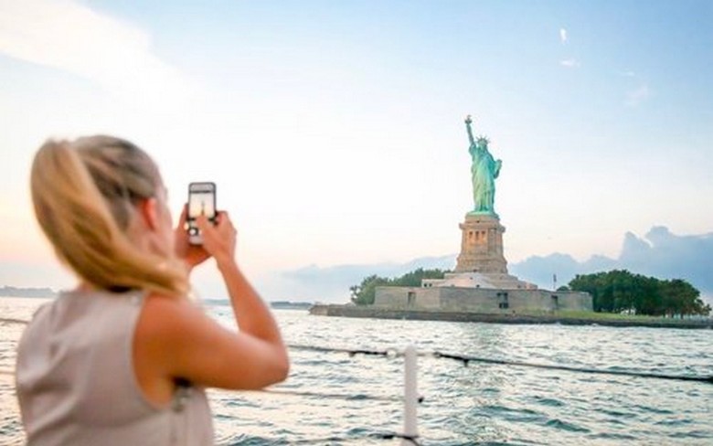 Tượng Nữ thần Tự do nhìn từ du thuyền trên sông Hudson ở New York