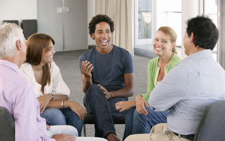 Nhóm bạn nhiều quốc tịch trò chuyện vui vẻ