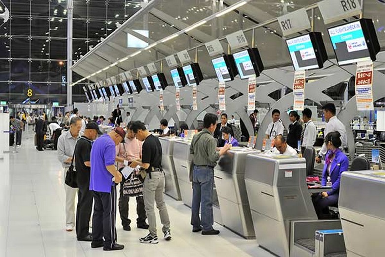  Du khách Việt làm thủ tục tại quầy hải quan sân bay quốc tế ở Mỹ