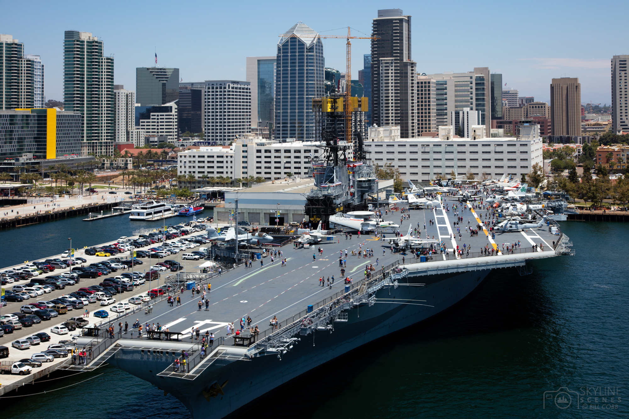 Toàn cảnh bến cảng San Diego với tàu sân bay USS Midway