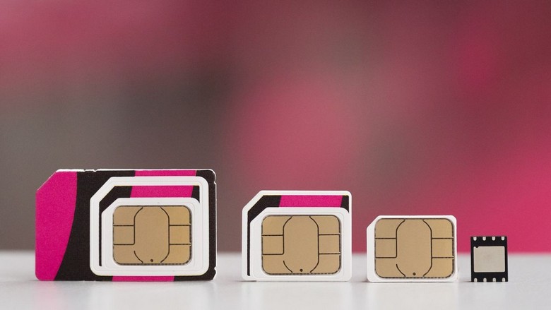 So sánh trực quan thẻ SIM vật lý và biểu tượng eSIM trên màn hình điện thoại