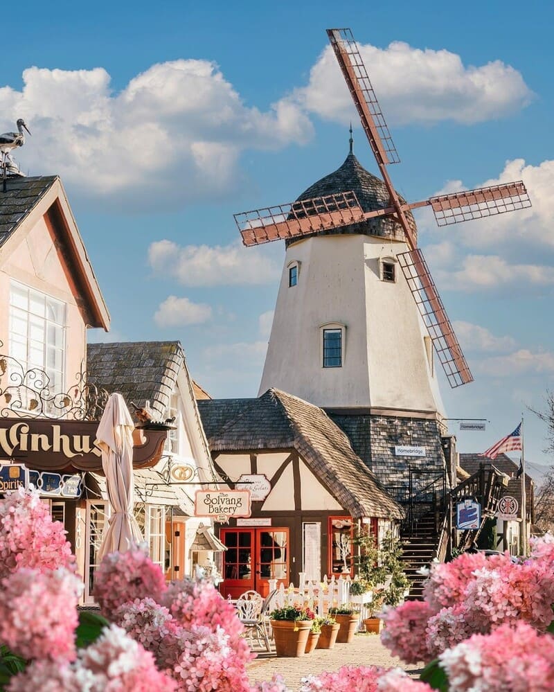 Cối xay gió kiểu Đan Mạch trên phố chính Solvang