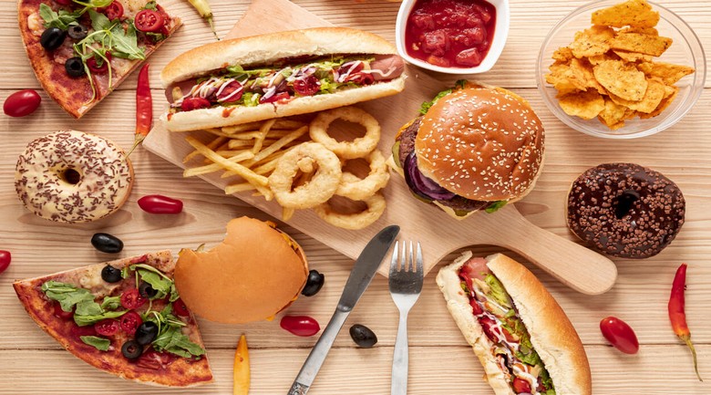  Mâm đồ ăn Mỹ với hamburger, khoai tây chiên và cánh gà