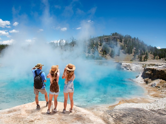 Suối nước nóng Grand Prismatic Spring nhìn từ trên cao